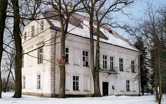 Pałac w Chrzęsnem: odkryj jego historię i tajemnice architektury