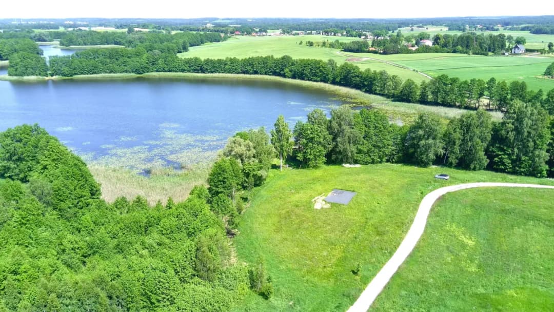 Działka nad jeziorem z linią brzegową Warmińsko-Mazurskie - idealne miejsce na relaks