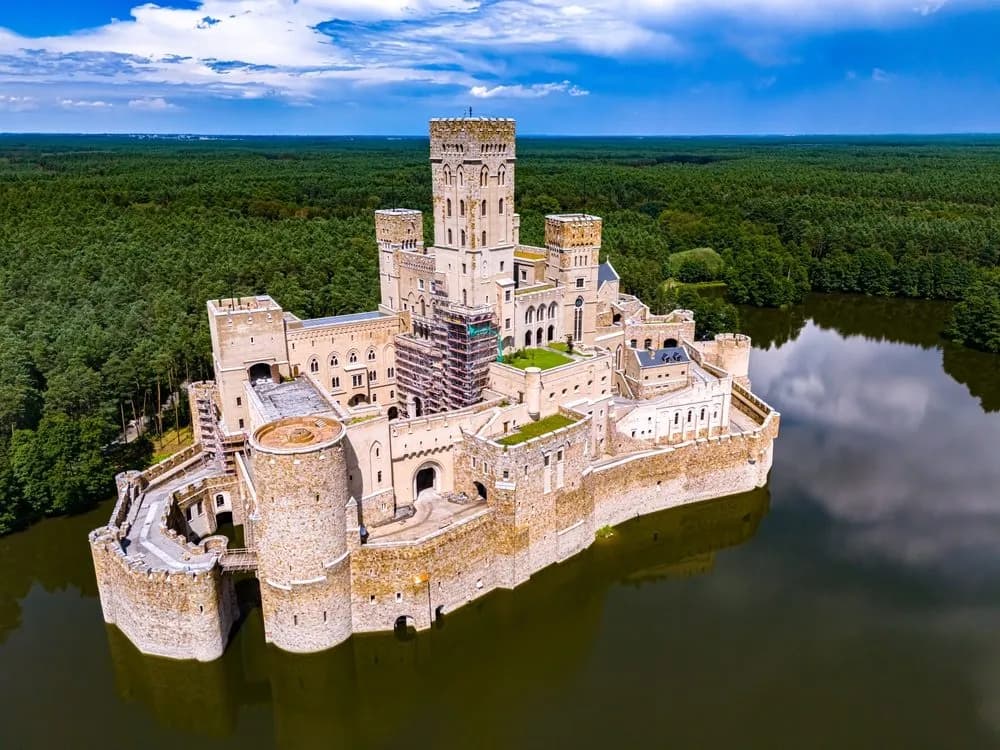 Nowy zamek w Polsce: kontrowersje, historia i architektura Stobnicy