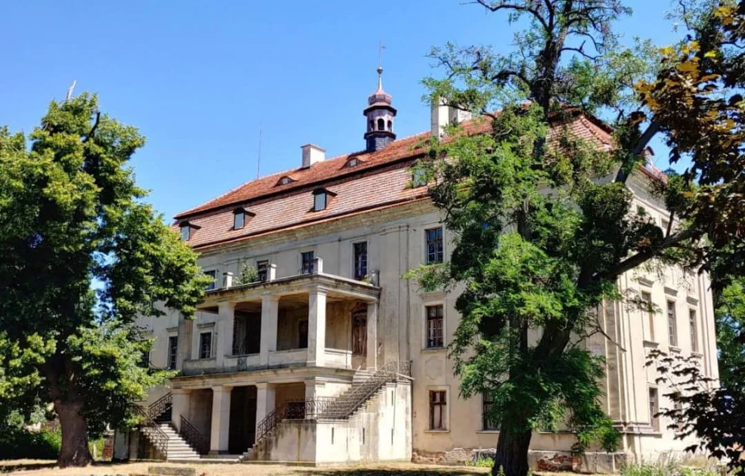 Pałac w Sokolnikach: Fascynująca historia i architektura czekają