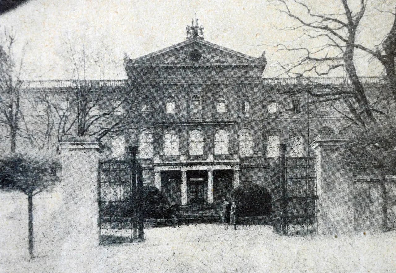 Ruiny pałacu w Sławikowie: Historia, Zniszczenia i Tajemnice