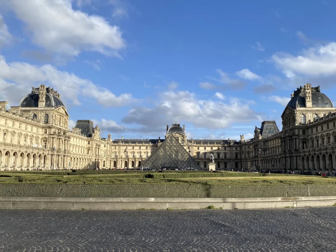 Luwr jak zwiedzać: unikaj tłumów i odkryj najcenniejsze dzieła