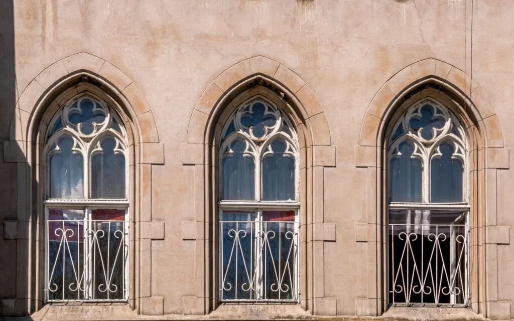 Pałac w Jędrzejowie: fascynująca historia i architektura czekają na Ciebie