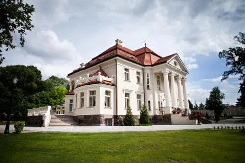 Pałac w Tłokini: historia, architektura i nowoczesne usługi hotelowe