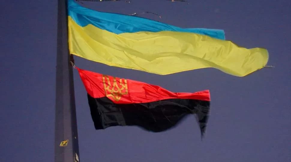 Jak wygląda flaga banderowska? Odkryj jej tajemnice i znaczenie