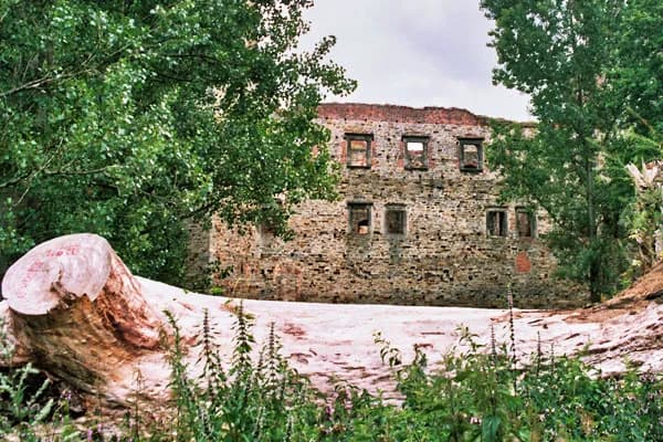 Zamek w Drzewicy: fascynująca historia i tajemnice ruin