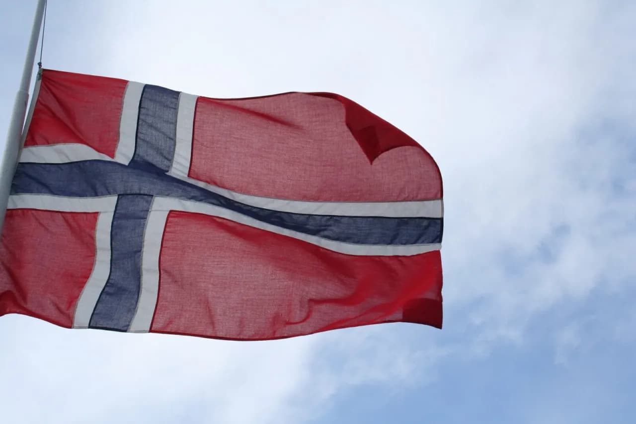 Jak wygląda flaga Norwegii? Odkryj jej kolory i znaczenie